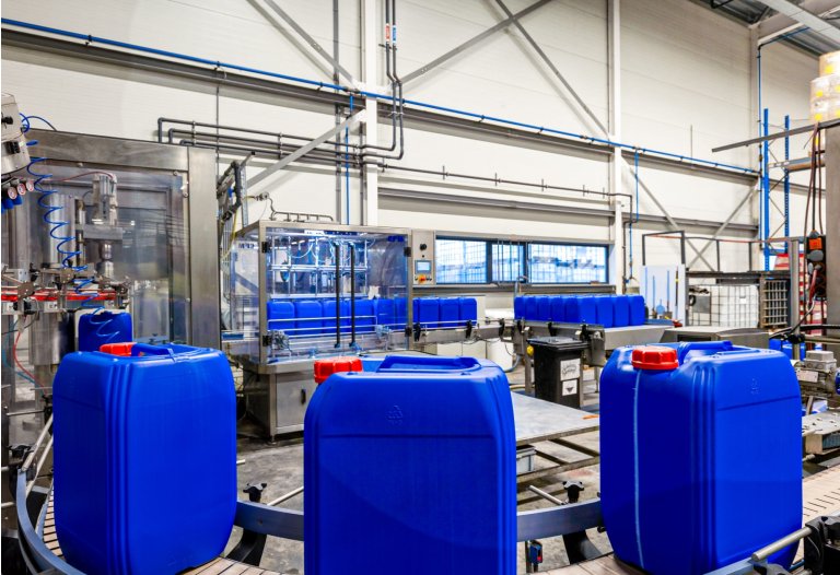 Een productielijn met diverse vaatjes op een rolband