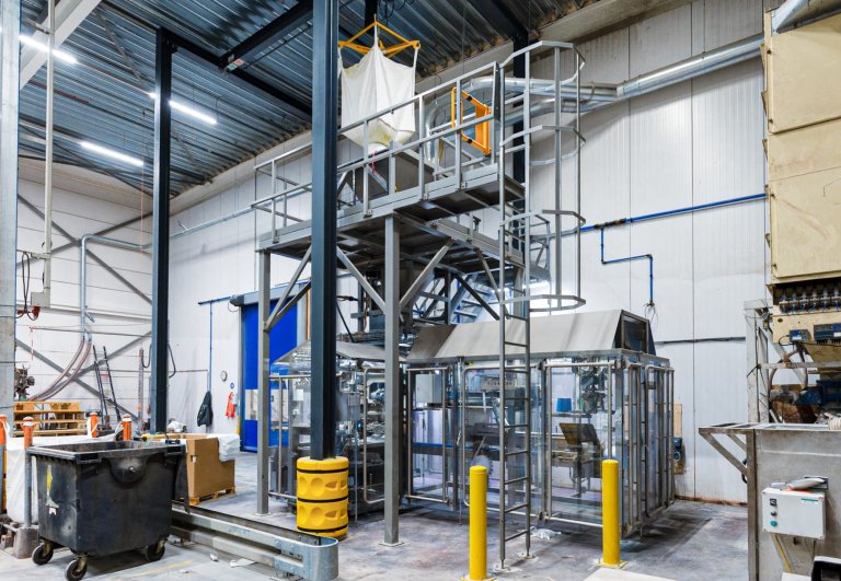 Een productielijn waar grondstoffen worden ingevoerd