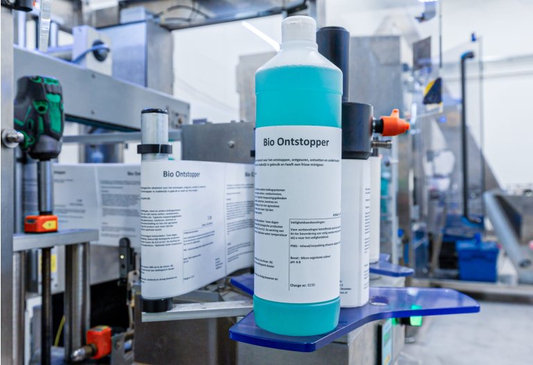 Een foto van een fles die gelabeld wordt
