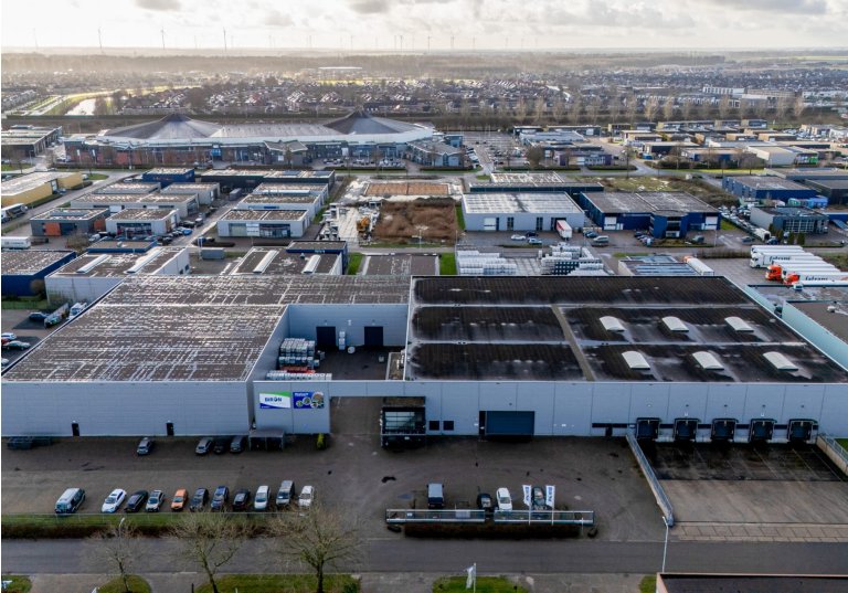 Luchtfoto van het pand van Biron met daarachter Dronten op de achtergrond